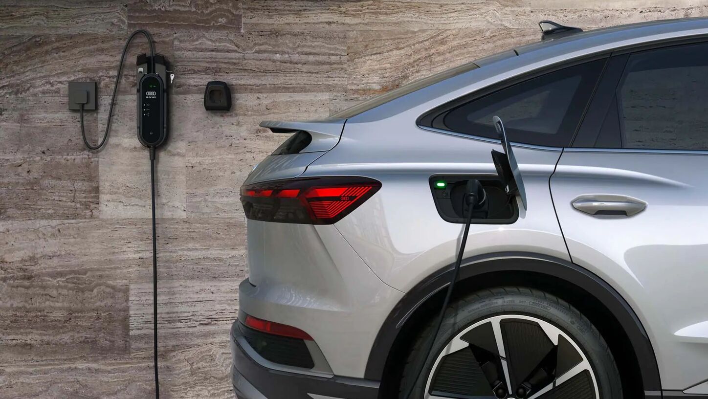 Polnjenje električnega avtomobila s polnilnico MOON Charging