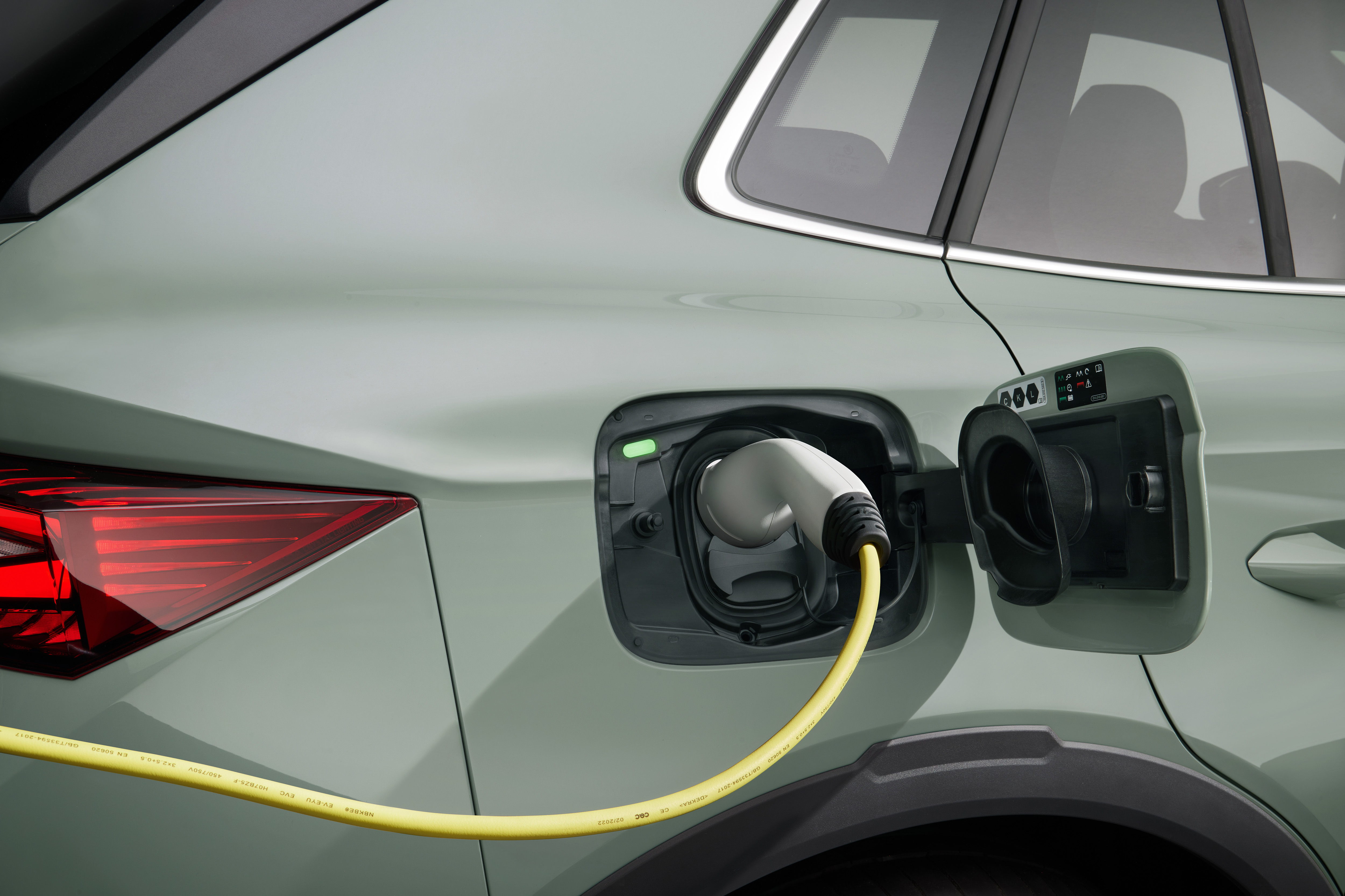 Polnjenje električnega avtomobila s polnilnico MOON