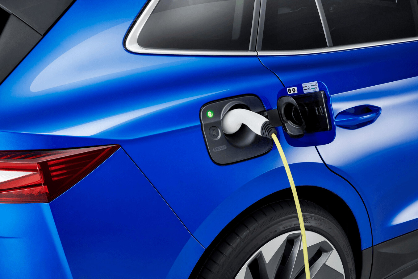 Polnjenje električnega avtomobila s polnilnico MOON Charging